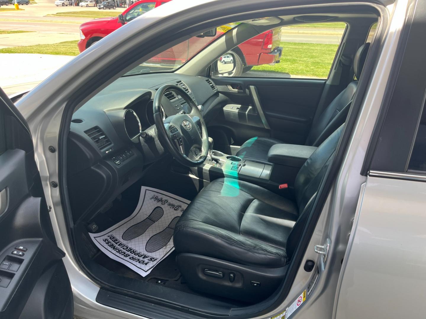 2011 Classic Silver Metallic Toyota Highlander Base 2WD V6 (5TDZK3EH5BS) with an 3.5L V6 DOHC 24V engine, 5-Speed Automatic transmission, located at 1633 W Kimberly, Davenport, IA, 52806, (563) 323-5341, 41.559456, -90.598732 - Photo#8